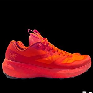 Arc’ teryx Norvan LD gore Tex runner Mens EUC Size 12